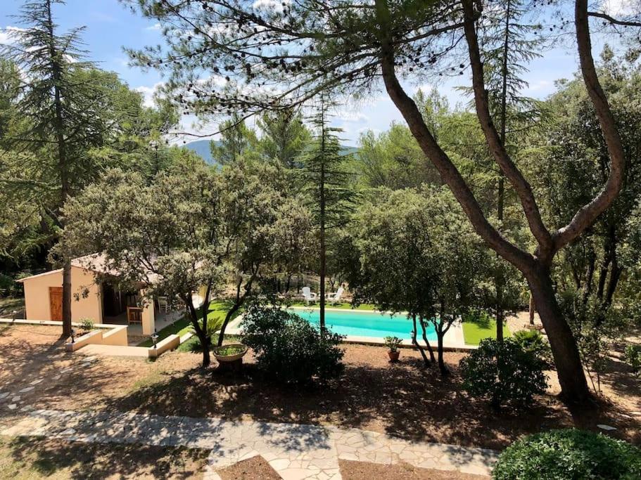 Suitetrails - Villa Bois Romay dans le Luberon avec piscine, tennis et pétanque.