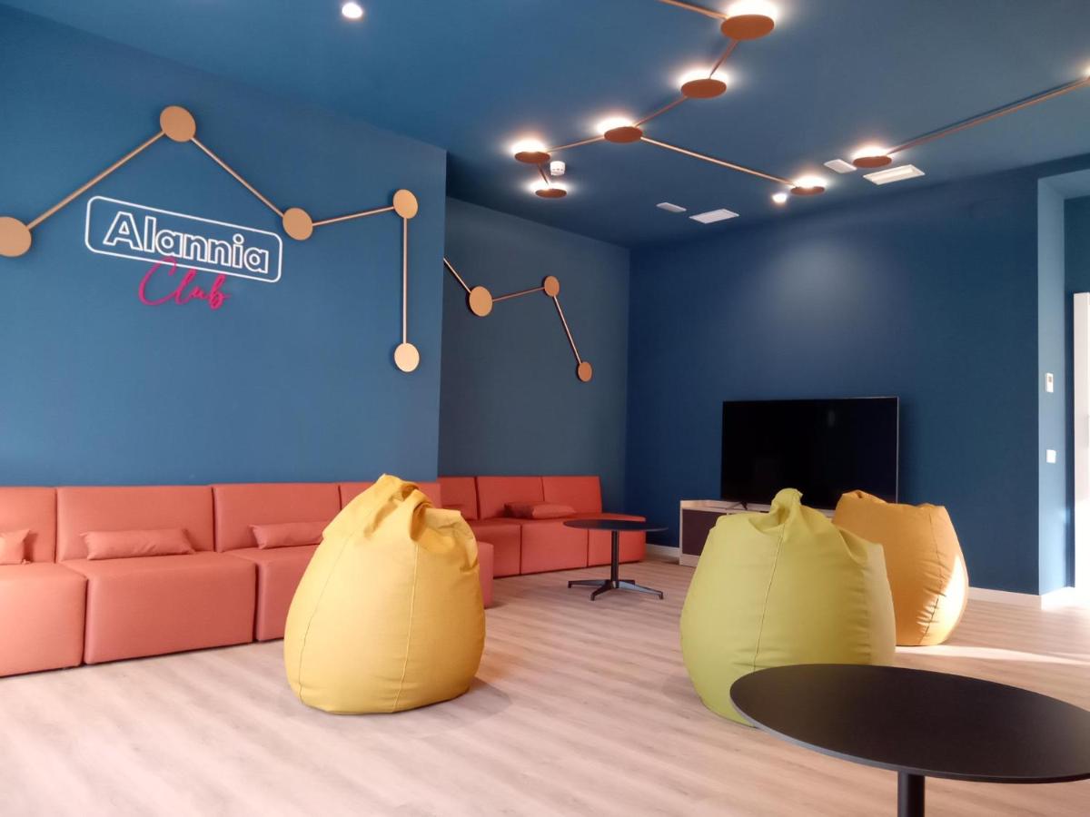 Una televisión o centro de entretenimiento en Alannia Salou