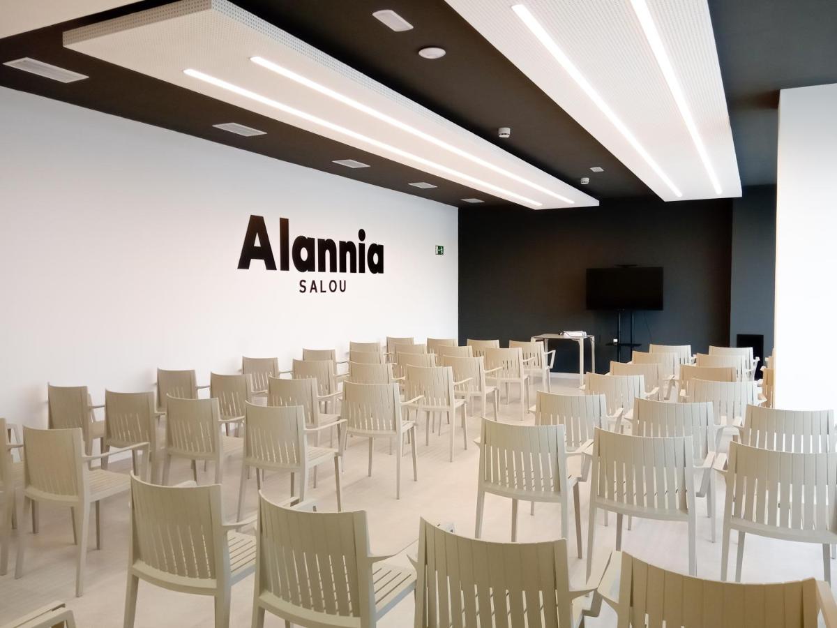 Habitación con sillas blancas y pared blanca en Alannia Salou, en Salou 53 fotos más