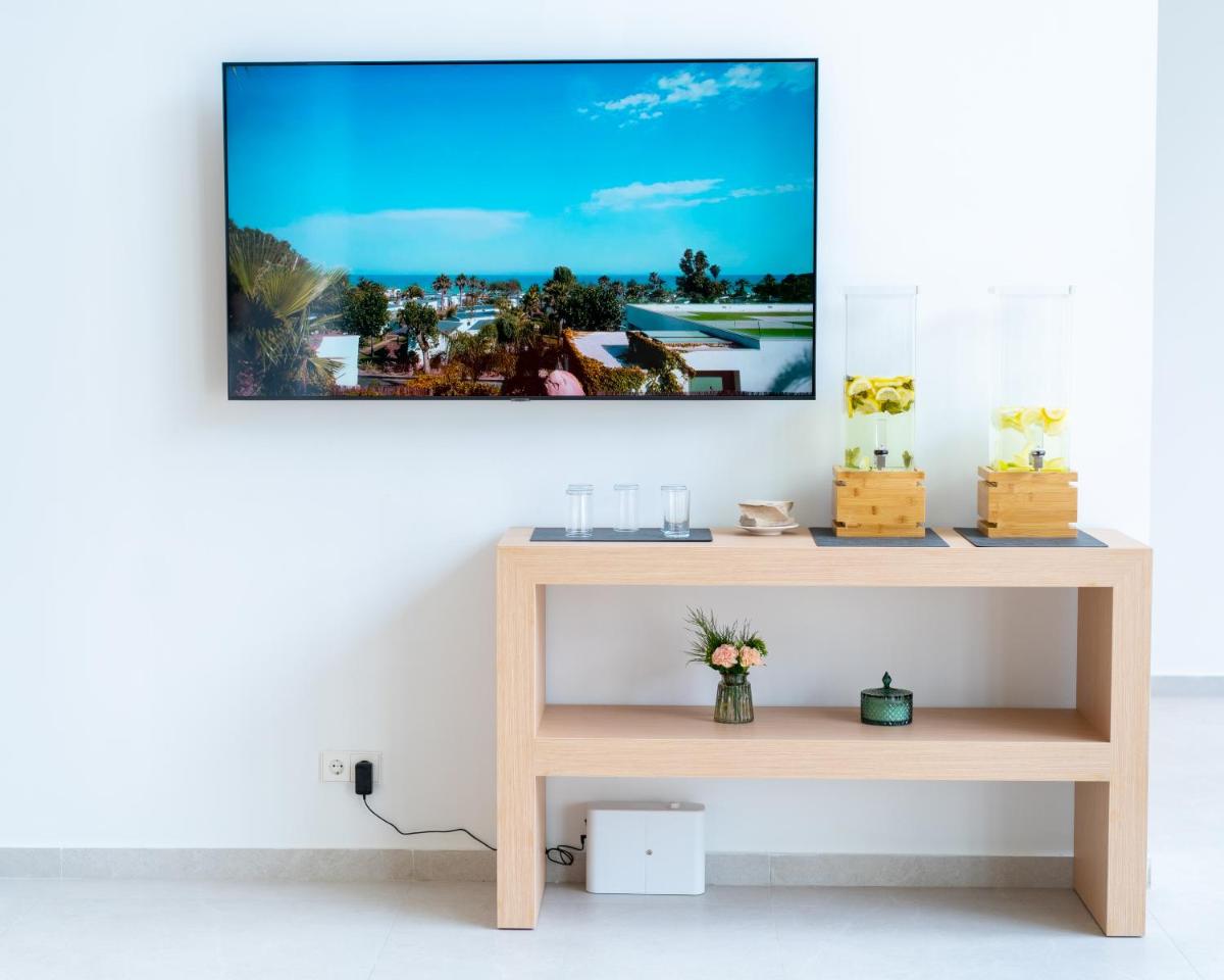 Una televisión o centro de entretenimiento en Alannia Salou
