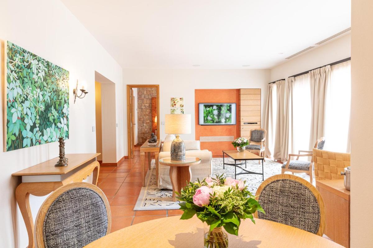 Coin salon dans l'établissement Terre Blanche Hotel Spa Golf Resort