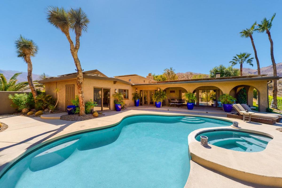 Cliff House - El Paseo Retreat with amazing views of Palm Desert city lights - Housity