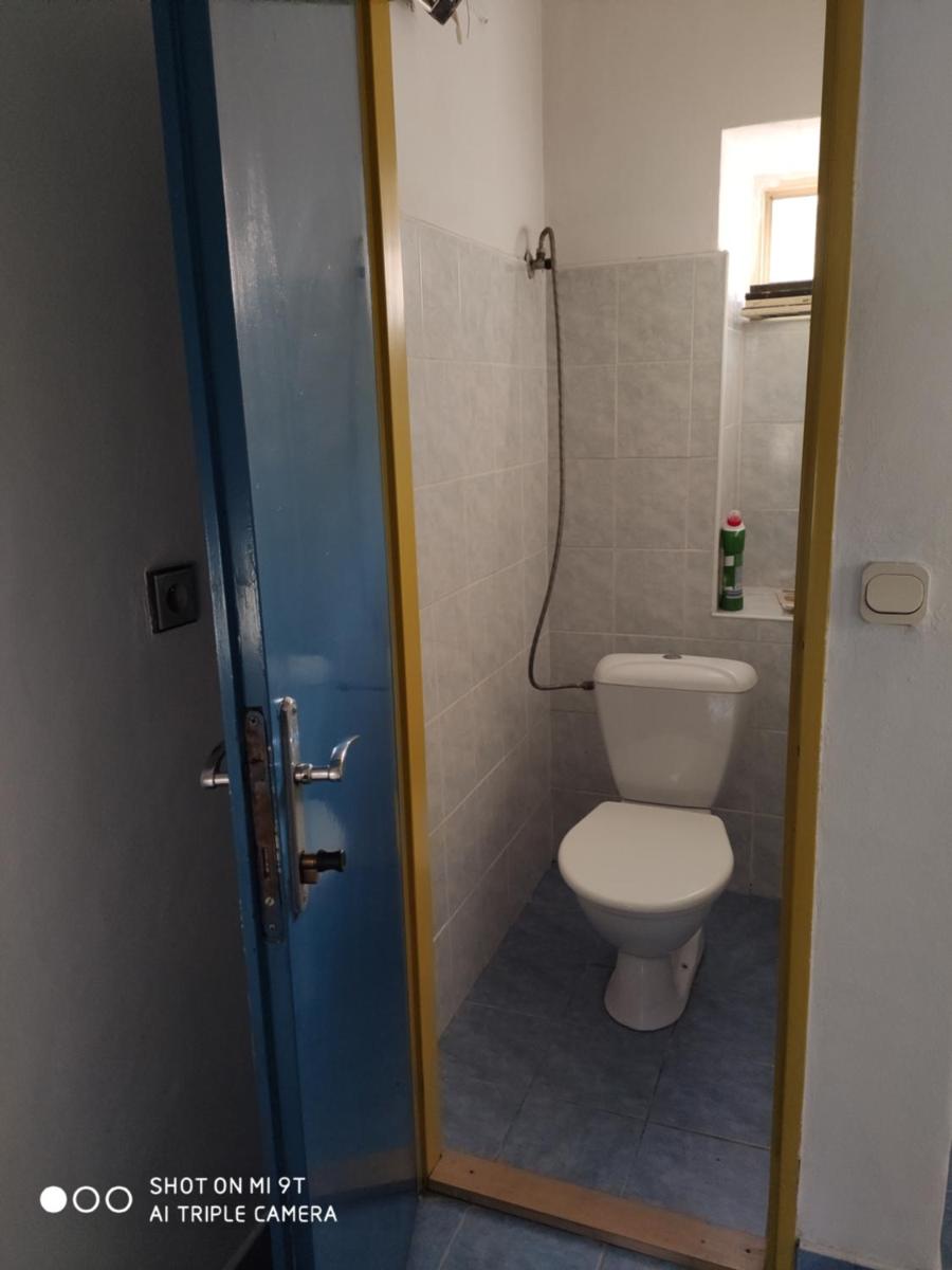 garsonka u Luďu - Housity