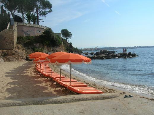 Splendid sea view 1 Bedroom access to the beach and swimming pool - Housity