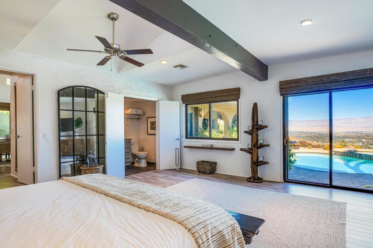 Cliff House - El Paseo Retreat with amazing views of Palm Desert city lights - Housity