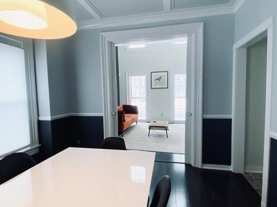 Modern 5BR Residence with Lots of Space for Friends and Family - Housity