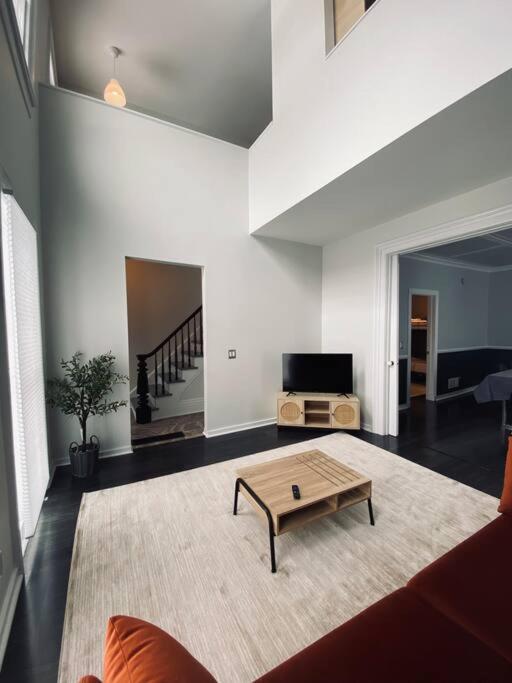 Modern 5BR Residence with Lots of Space for Friends and Family - Housity