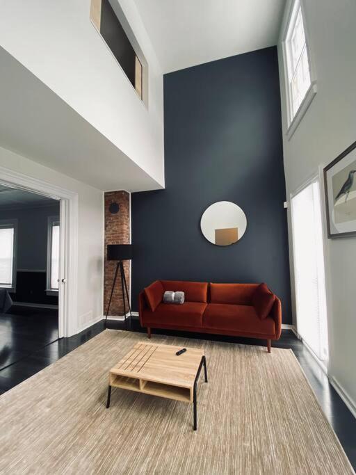 Modern 5BR Residence with Lots of Space for Friends and Family - Housity