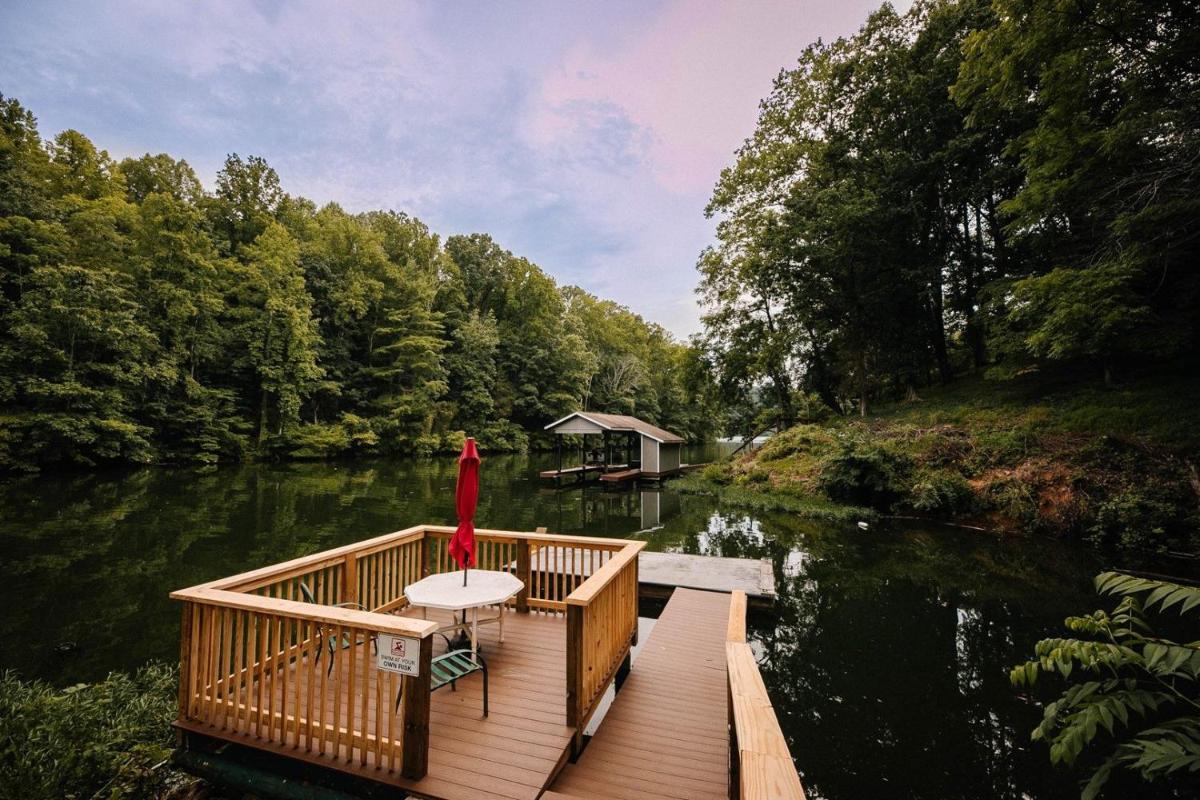 Fishermans Haven on Quiet Cove Claytor Lake 2BS6 - Housity