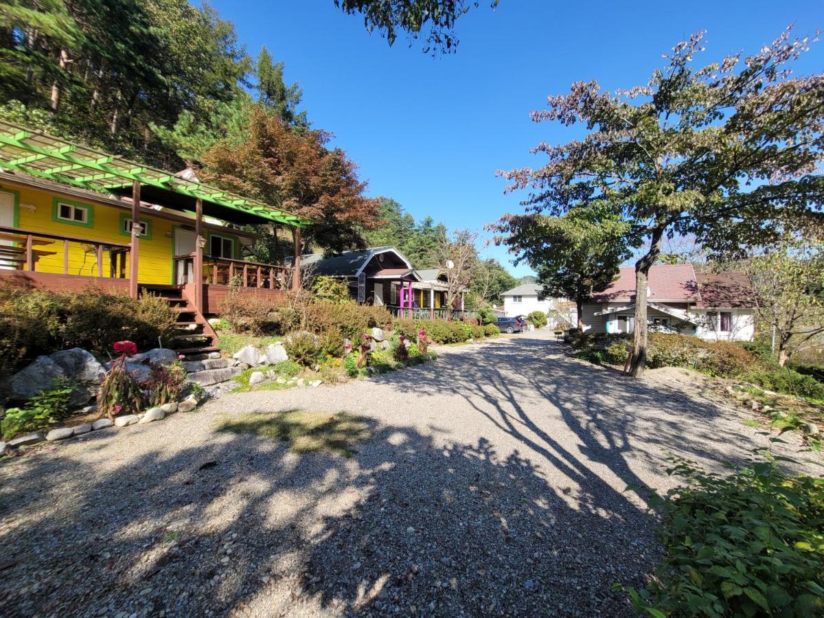 White House Over Hill - Housity