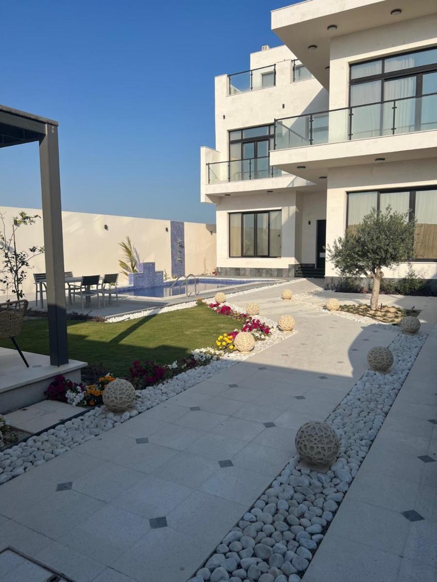 The Corner Villa - Housity