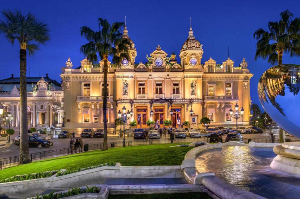 New Designer Studio next to Casino Square with AC & Internet - Housity