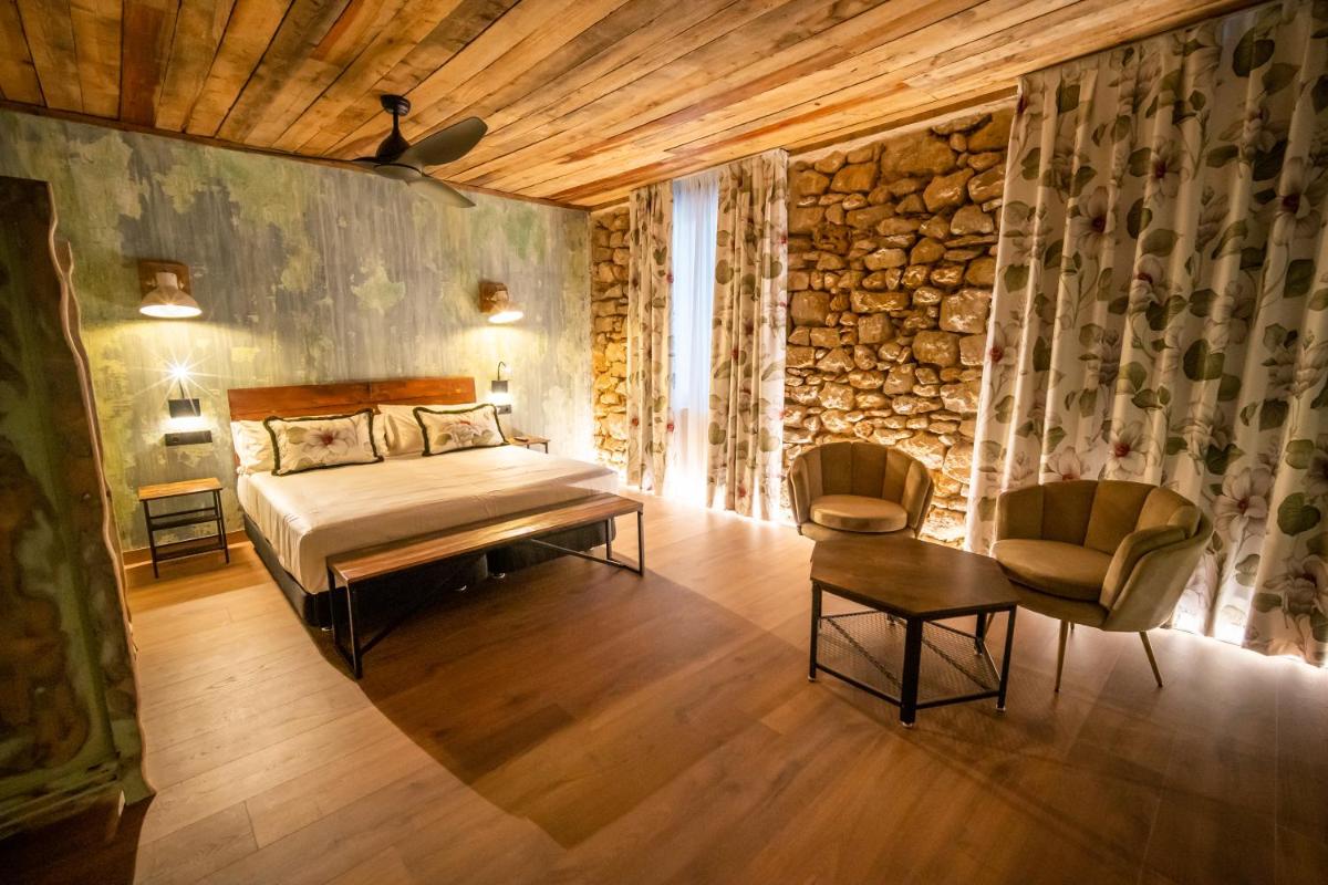 Un dormitorio con una cama, una mesa y una silla. en HOTEL SOMNIFABRIK, en Valderrobres 47 fotos más