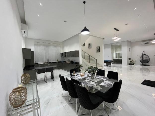 The Corner Villa - Housity