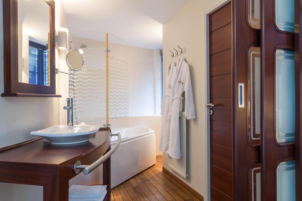 Salle de bains dans l'établissement Hostellerie de la Pointe Saint-Mathieu - SPA & Restaurant