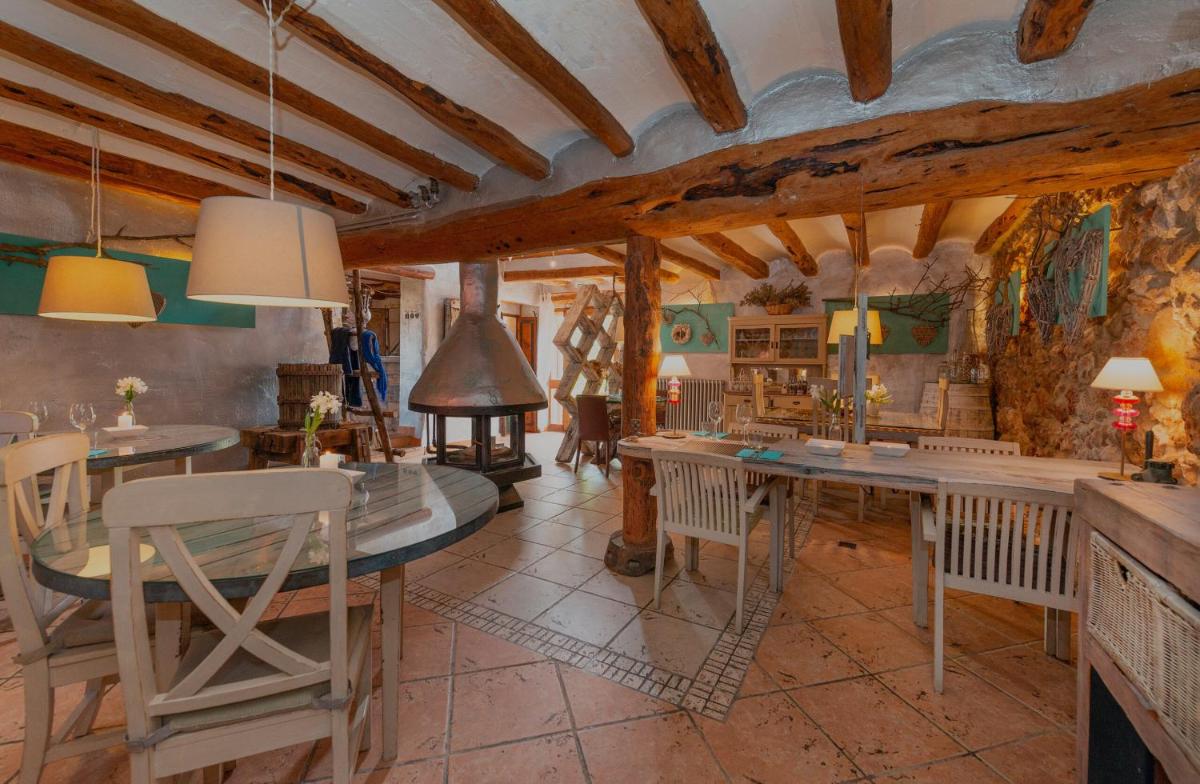Zona de estar de Les Vinyes Alojamiento Rural Boutique & SPA