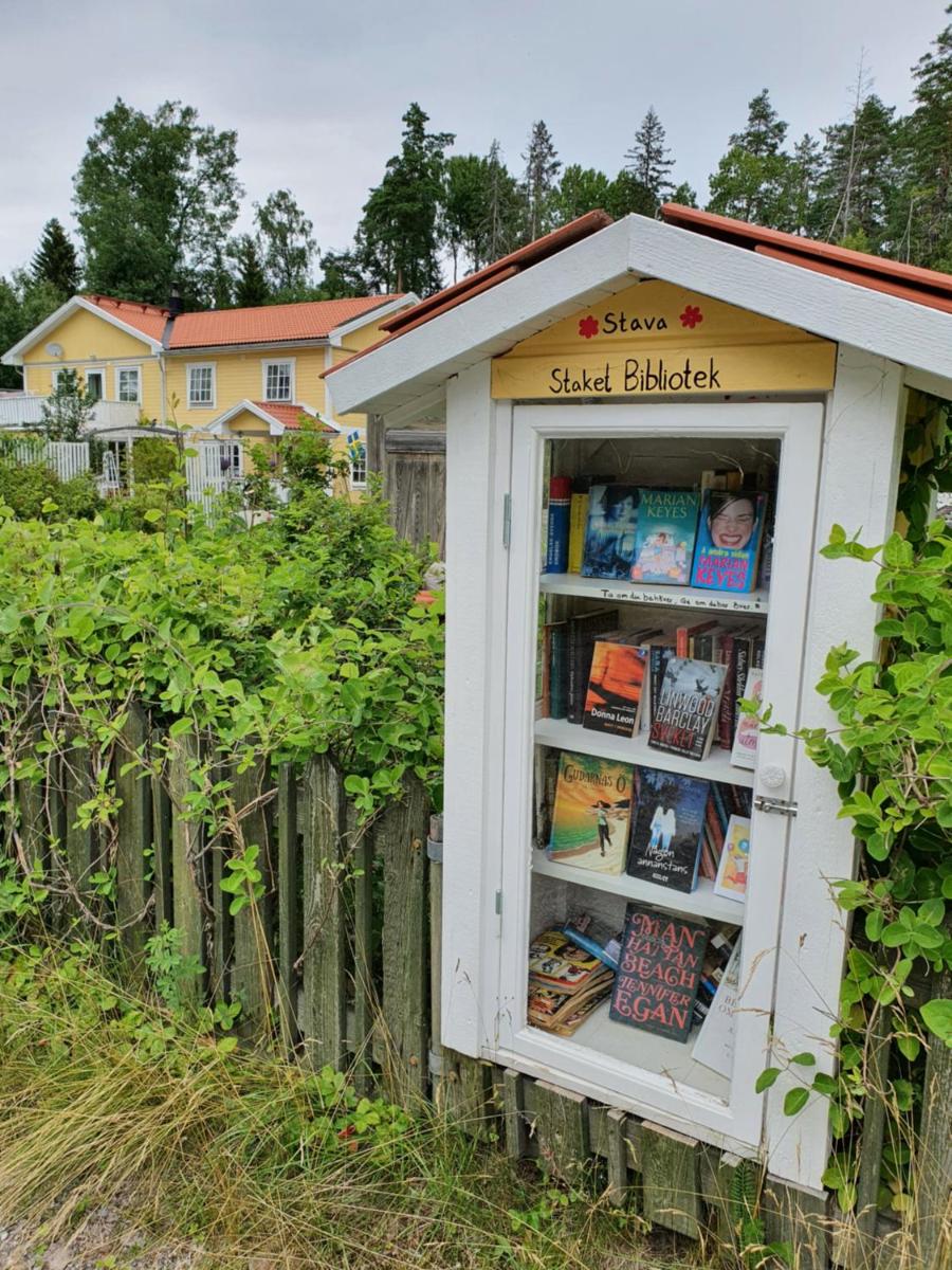 Sjönära liten stuga med sovloft, toilet in other small house, no shower - Housity