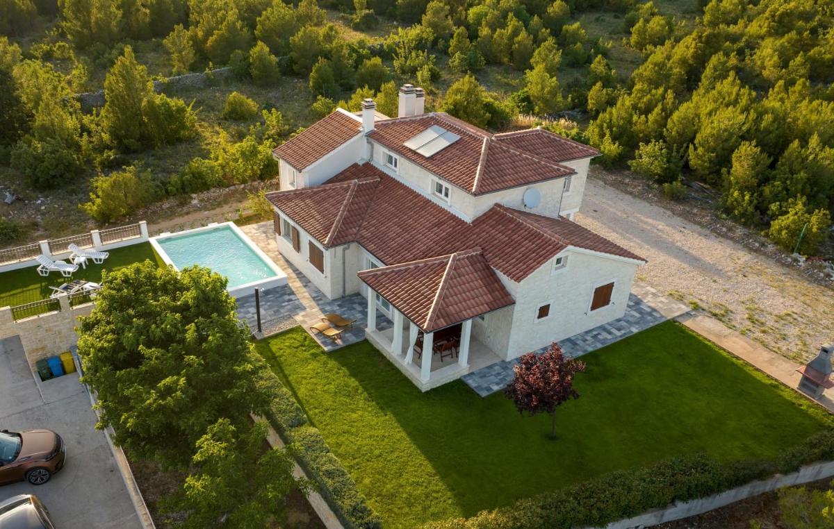 Whitestone Villa - Housity