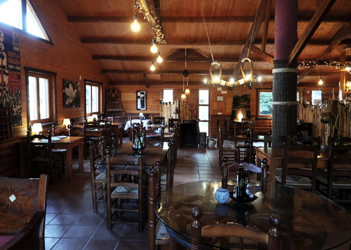 Un restaurante o sitio para comer en Xalet De Prades