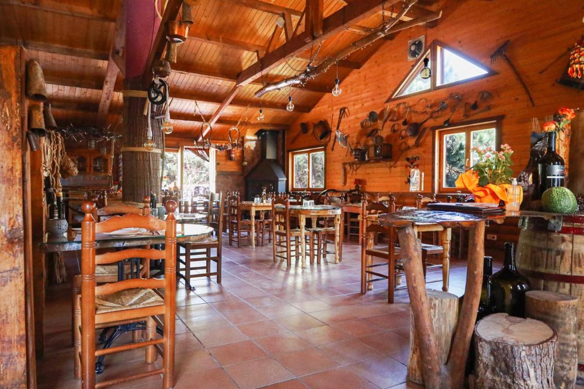 Un restaurante o sitio para comer en Xalet De Prades