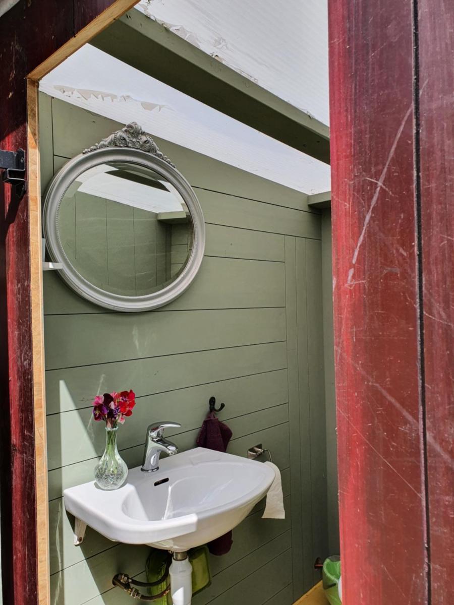 Sjönära enkel övernattningsstuga på berg med terrass, toilet in other house, outsideshower - Housity