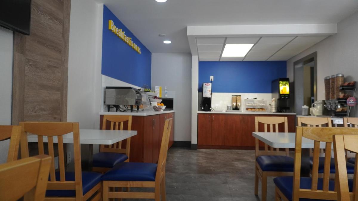 Suitetrails - Days Inn by Wyndham Niagara Falls Near The Falls
