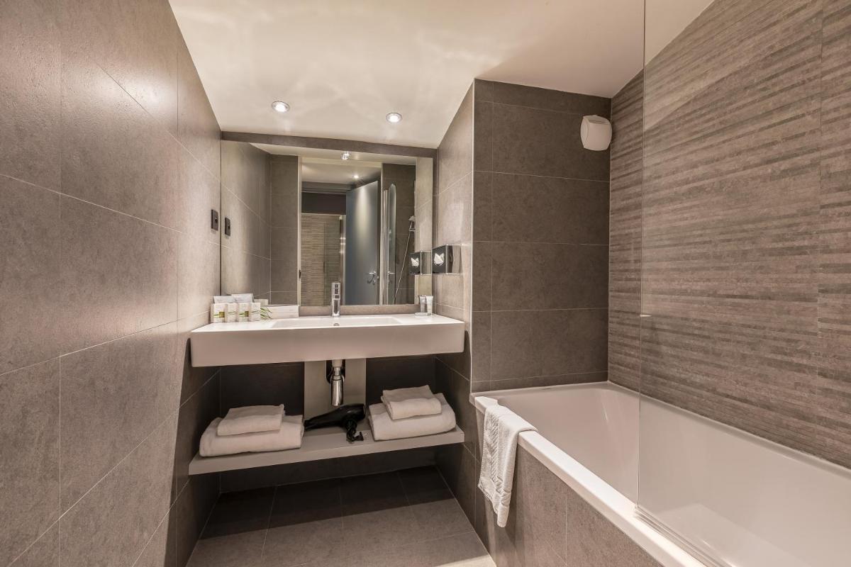 Salle de bains dans l'établissement Chalet Hôtel Le Prieuré & Spa