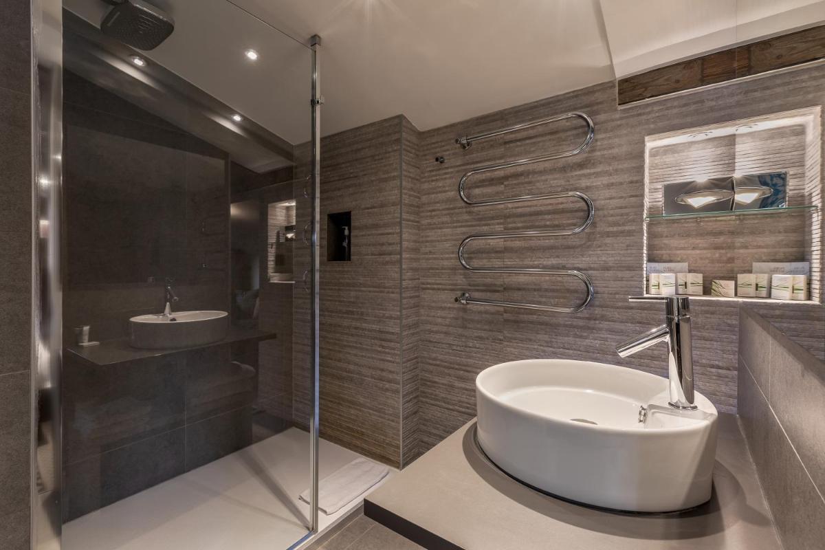 Salle de bains dans l'établissement Chalet Hôtel Le Prieuré & Spa