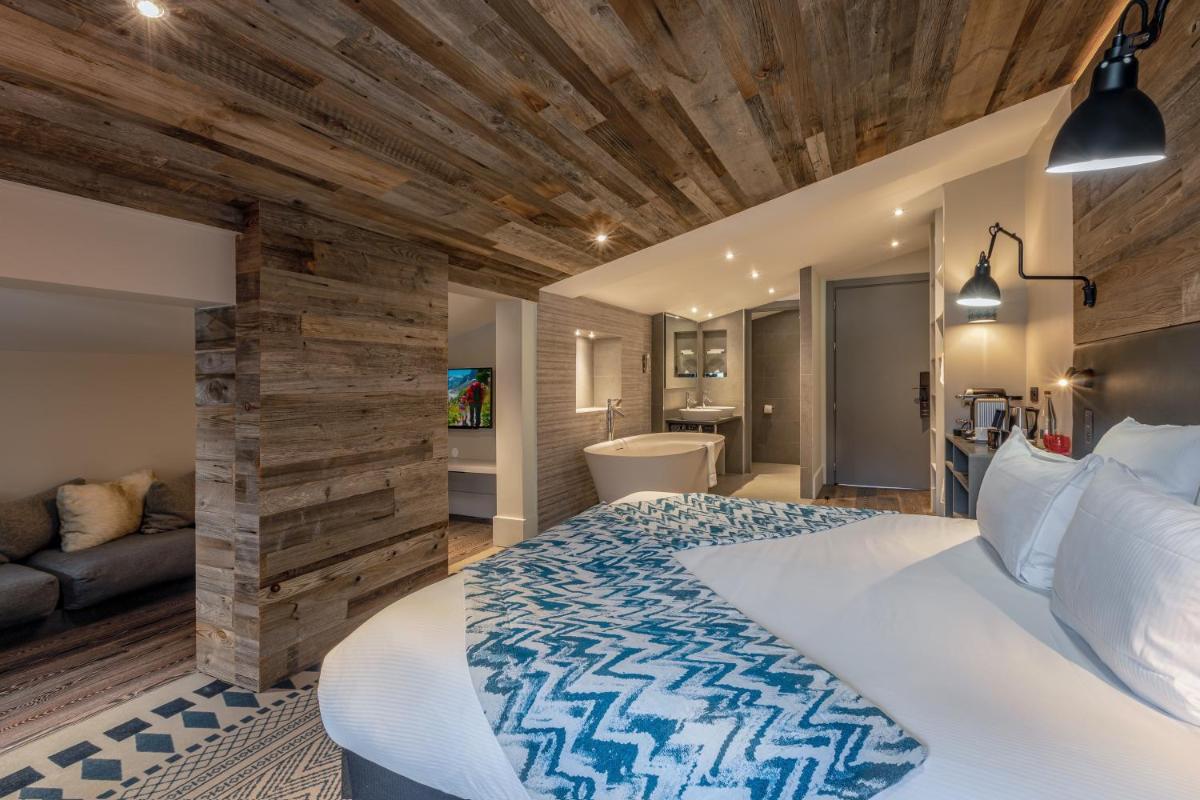 Un ou plusieurs lits dans un hébergement de l'établissement Chalet Hôtel Le Prieuré & Spa