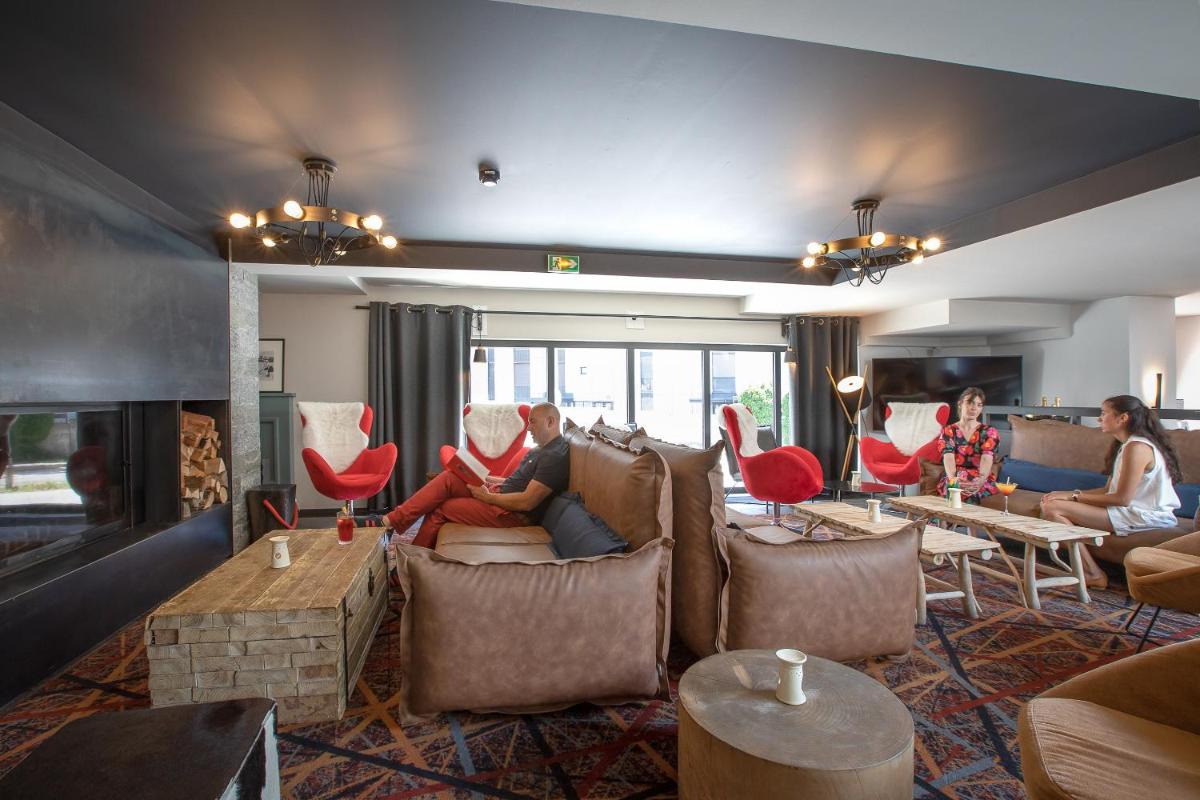 Coin salon dans l'établissement Chalet Hôtel Le Prieuré & Spa