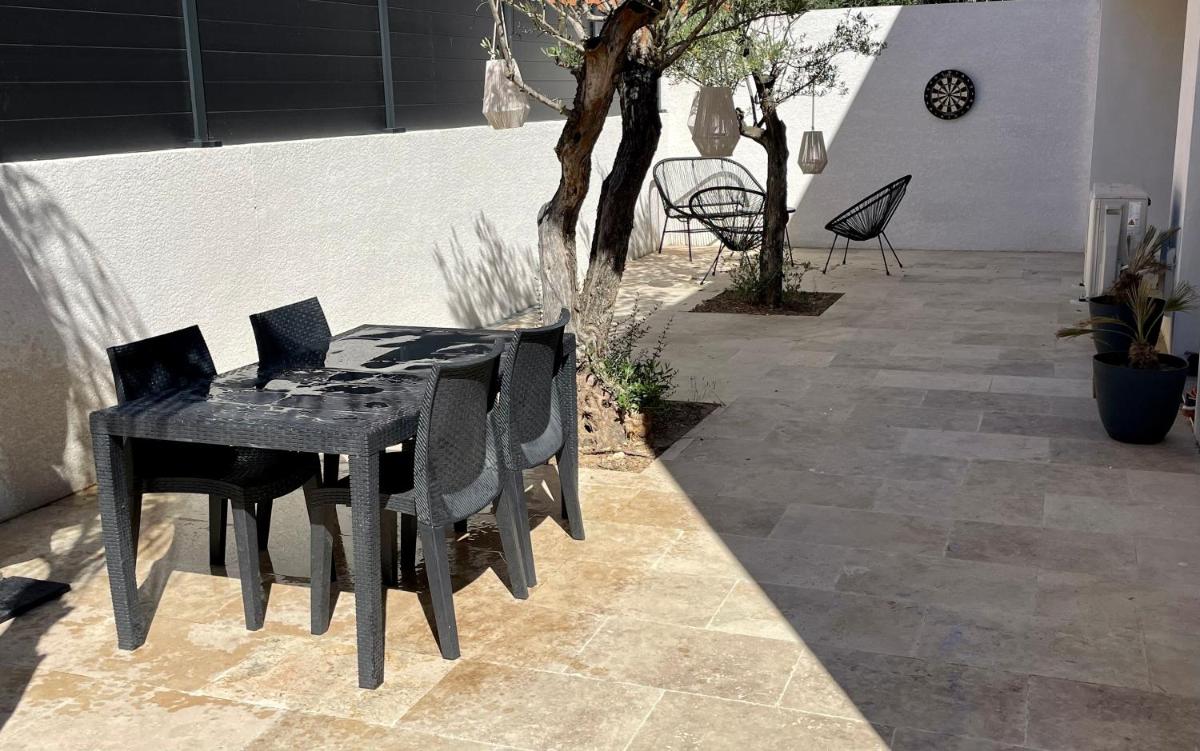 Charmant rez de villa avec piscine privée - Housity