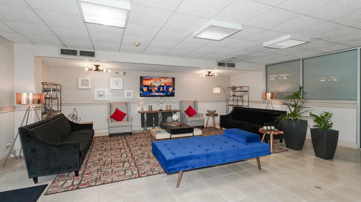 Sarasota Cay Club #612 - Heated Pool, Bunk Beds, Huge TV, Tiki Bar, More! - Housity
