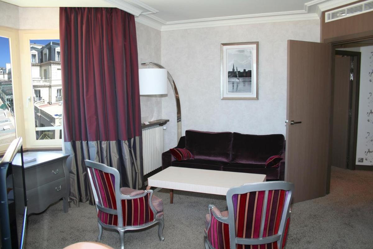 Coin salon dans l'établissement Grand Hôtel Des Thermes