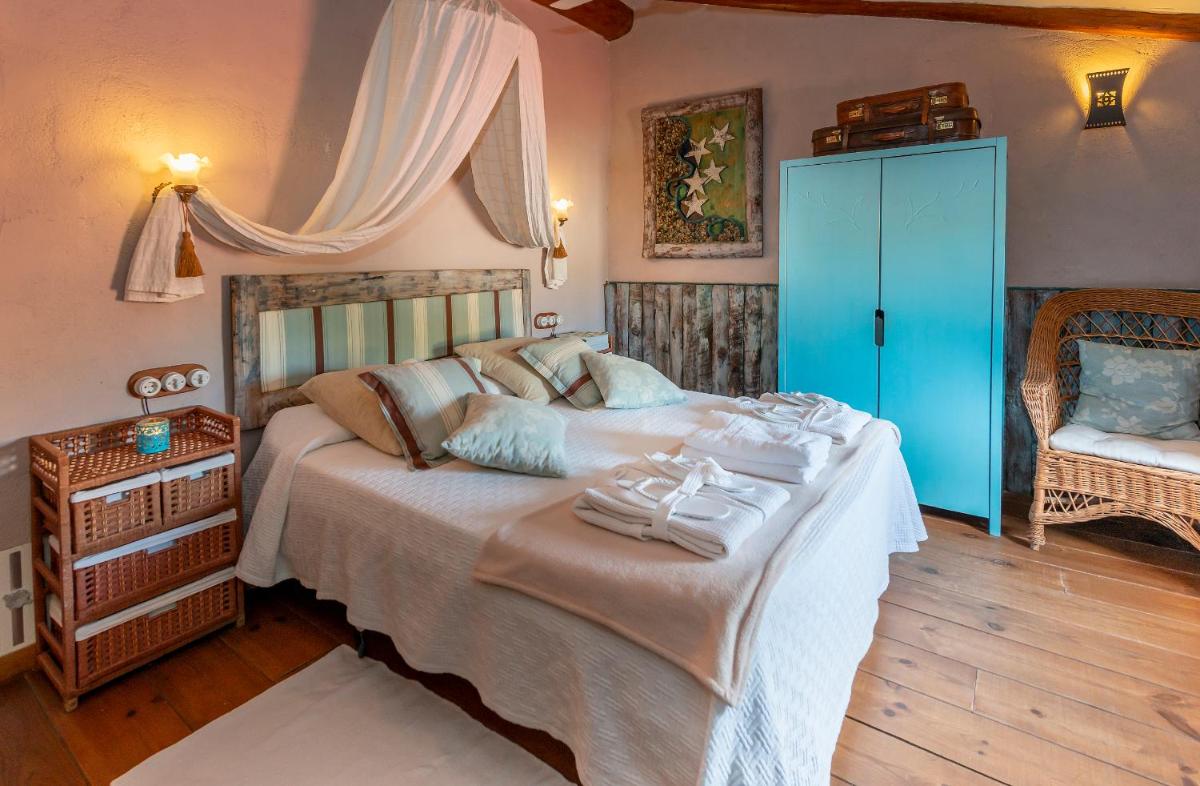Cama o camas de una habitación en Les Vinyes Alojamiento Rural Boutique & SPA
