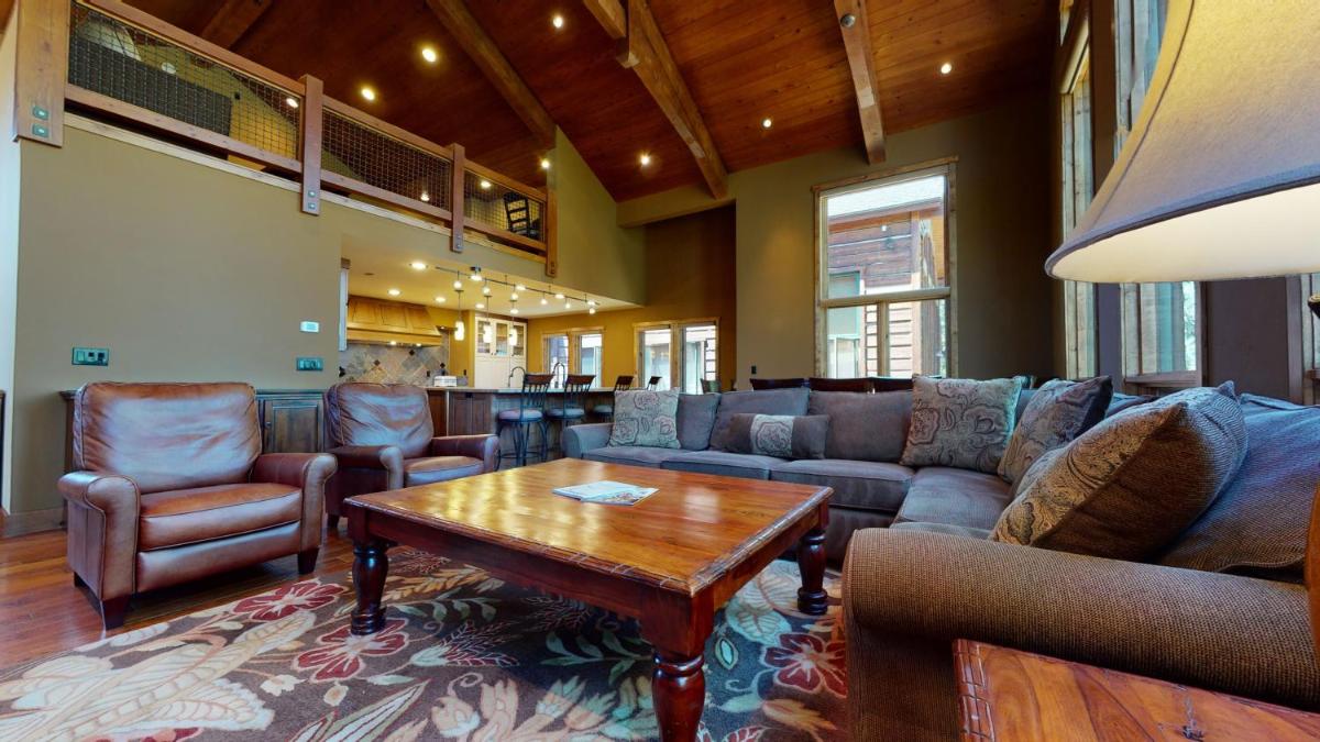 Stonegate 12-Stay in absolute luxury in this Lodge by Village! New hot tub! - Housity