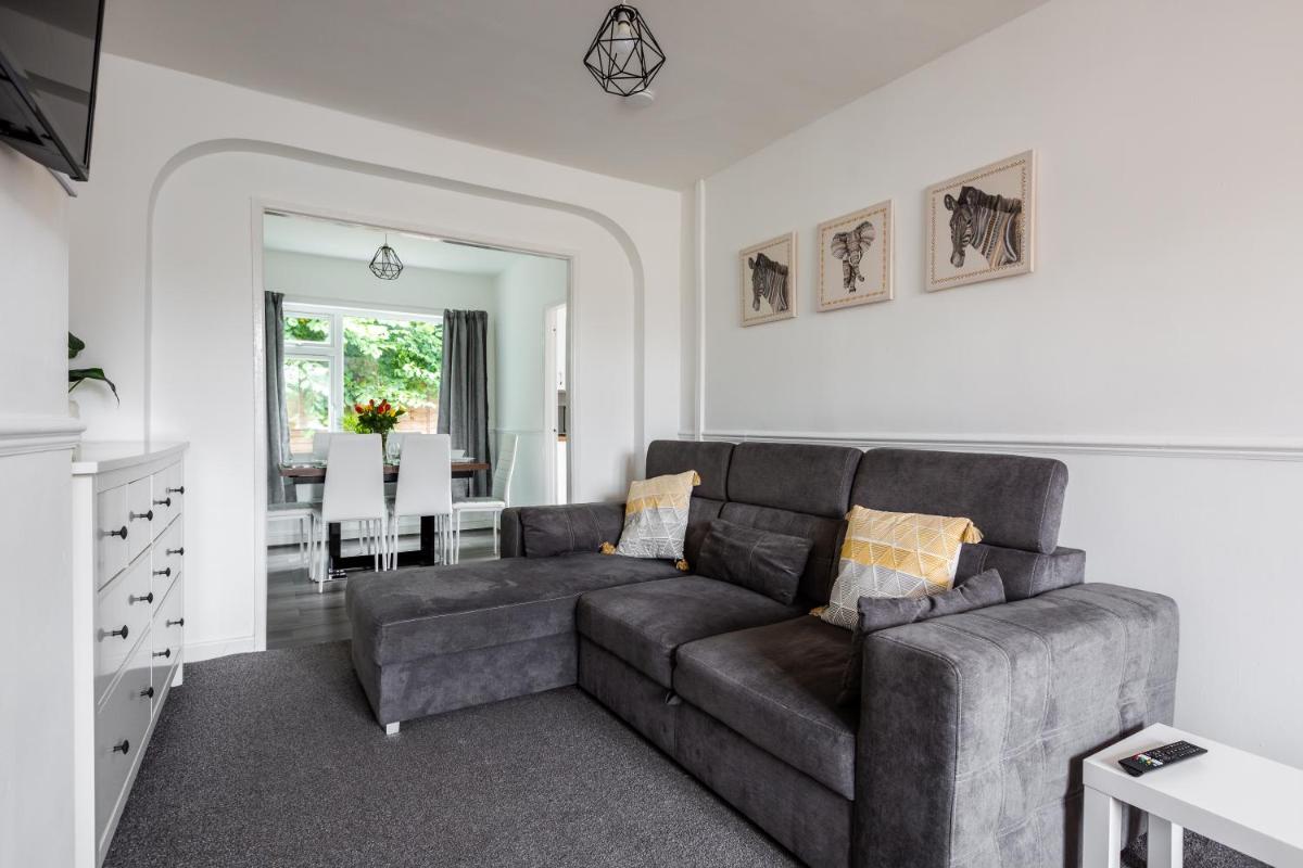 1 mile to Etihad Stadium & Coop arena, free parking, 7 ppl - Housity
