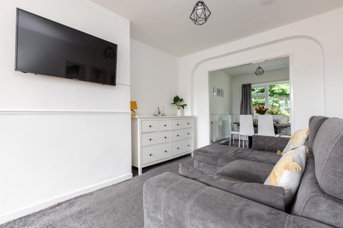 1 mile to Etihad Stadium & Coop arena, free parking, 7 ppl - Housity