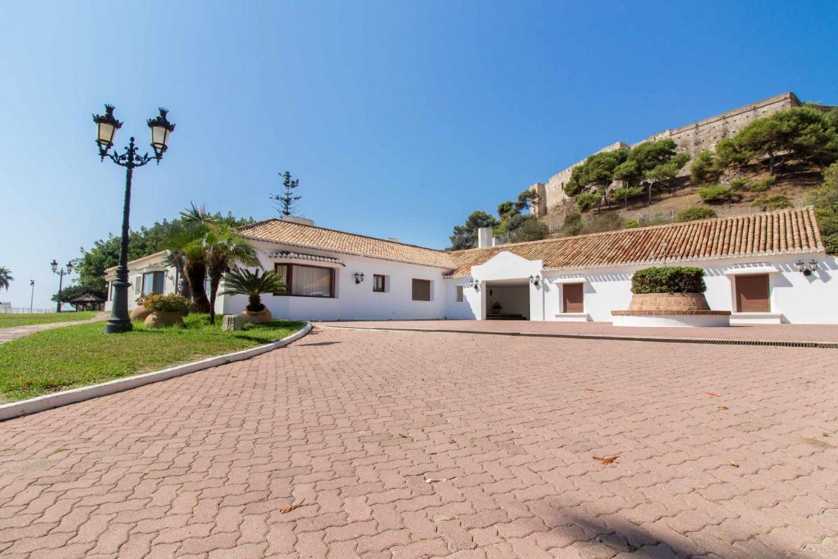Castle Beach House Luxury Beachfront Villa - Housity