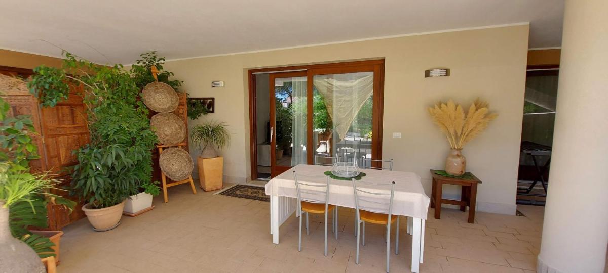 Villa Luigi a Poggio dei Pini, alloggio con giardino e posto auto - Housity