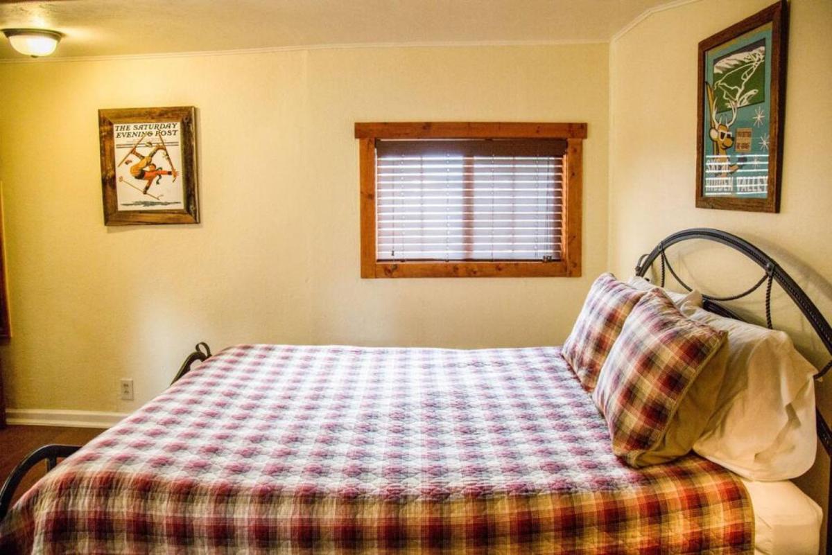 Prospect Cabin, Cozy 1-bedroom cabin with kitchen Dogs OK - Housity
