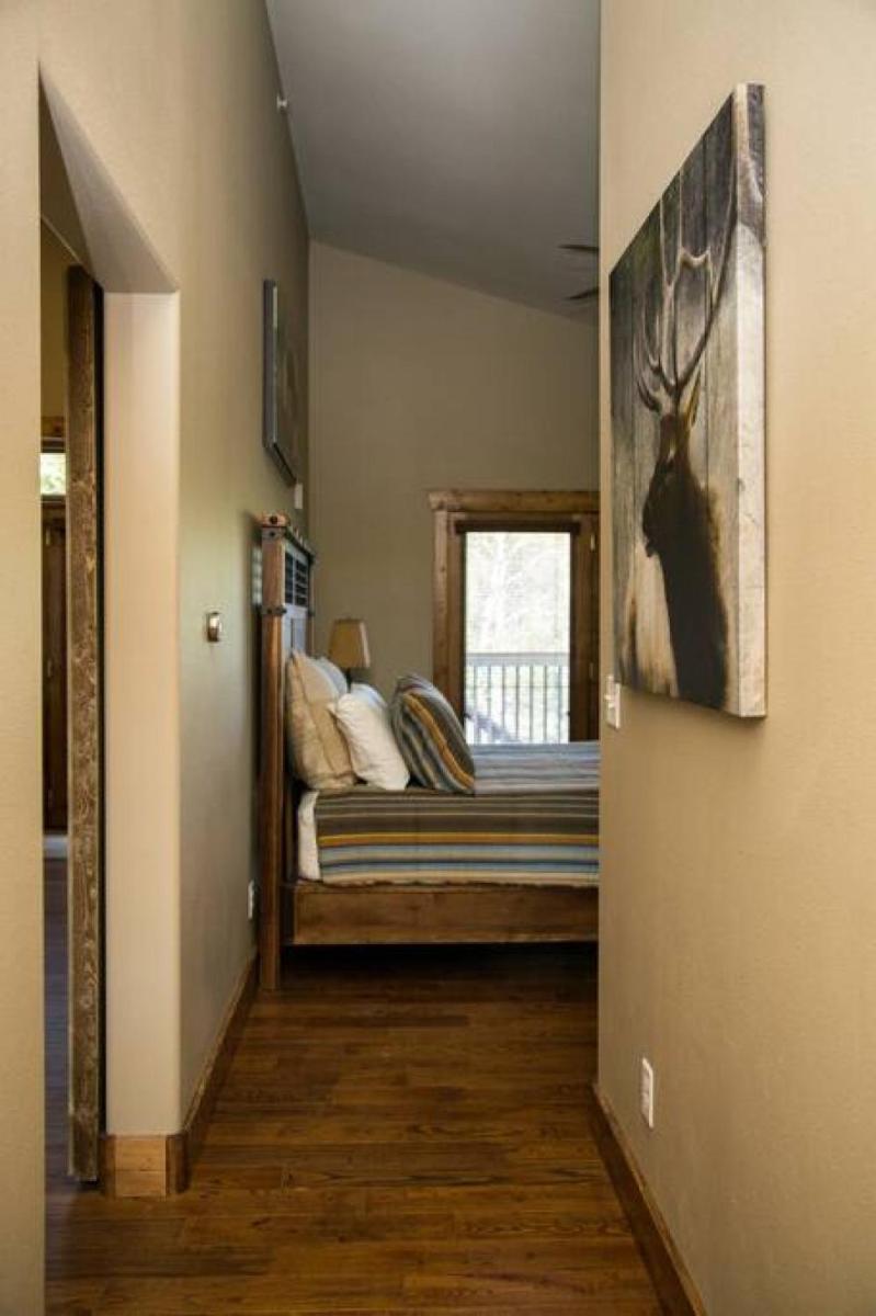 Spacious 2nd story loft with awesome views - Housity