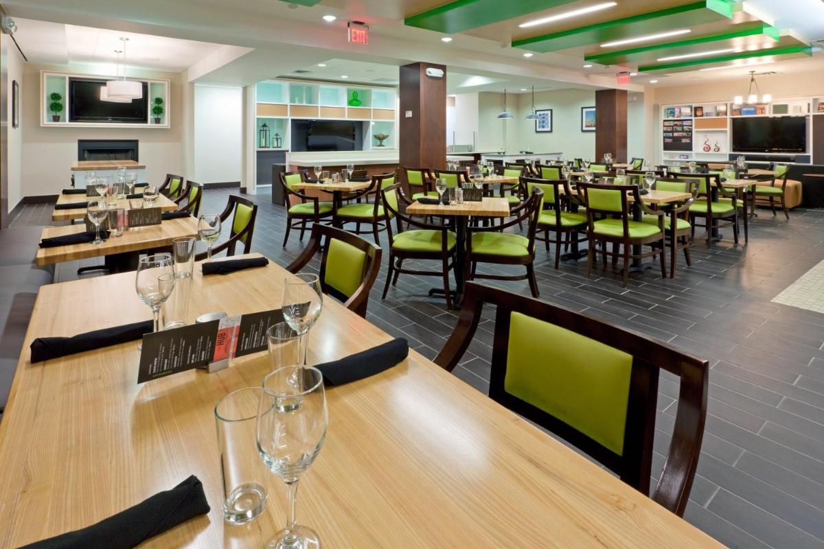 Holiday Inn Clark - Newark by IHG - Housity