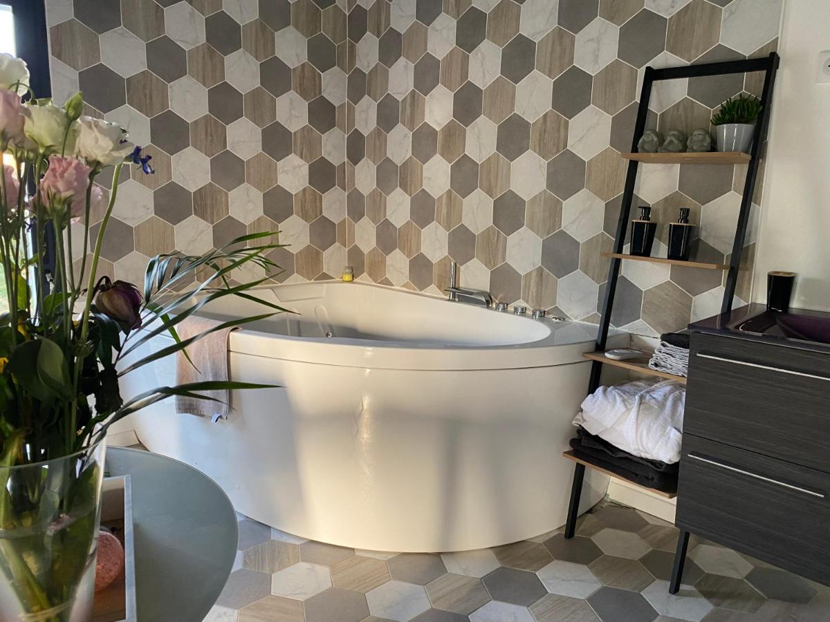 Chambre chaleureuse avec jacuzzi - Housity