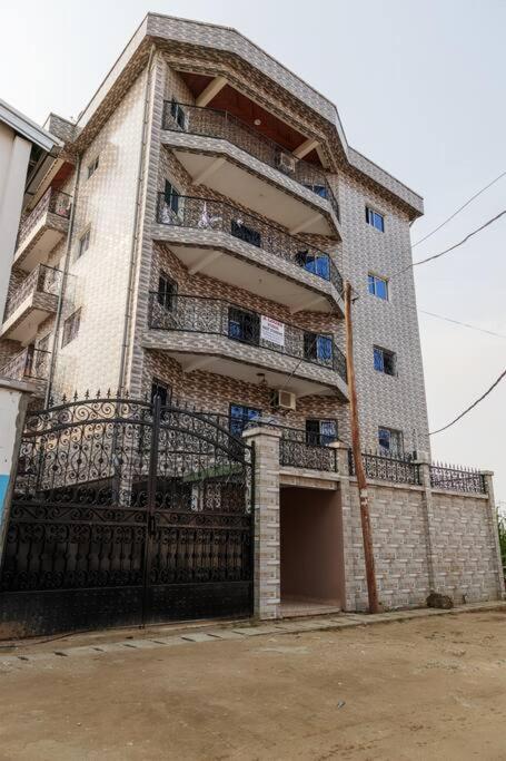 Beautiful- 1 Bedroom Apartment - Parking on site - Housity