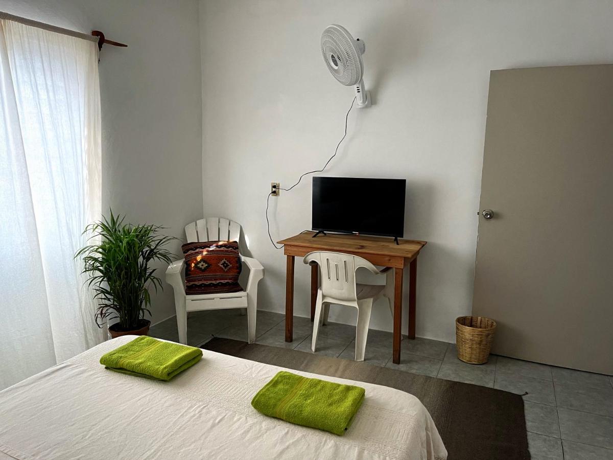 HomeStay Pochutla- Double Bed With Shared Bathroom in Private Home. Excellent Location, Wifi - Housity