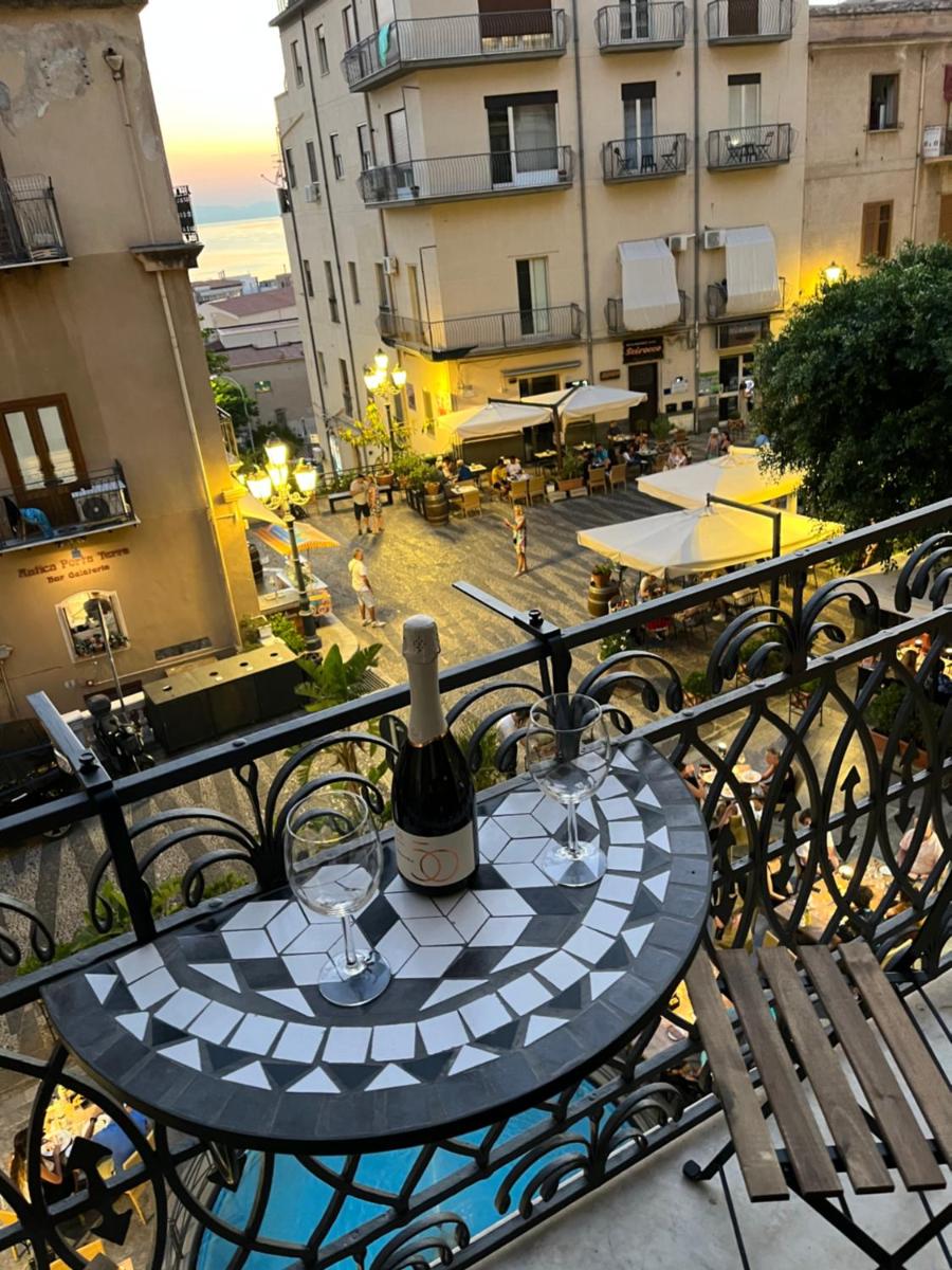 La piazza è mia - Housity