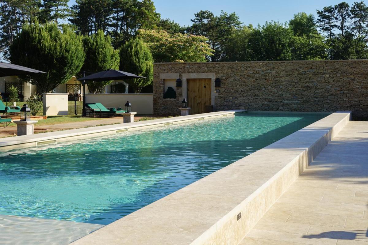 Piscine de l'établissement Hostellerie De Levernois ou située à proximité
