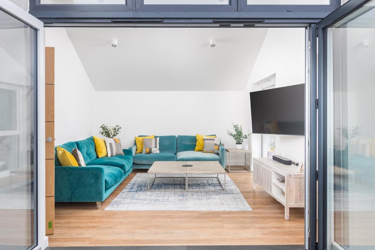 Waves Falmouth-hot tub games room very close to Swanpool beach and Falmouth GC - Housity