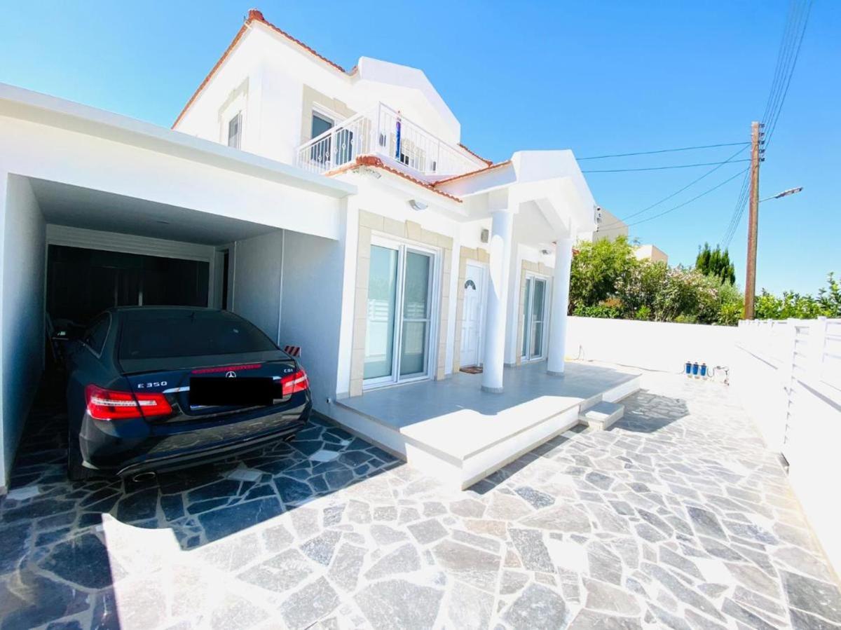 Exclusive Villa Larnaca - 8 plus sleeps - 2 min from BEACH - Big Private Pool - Housity