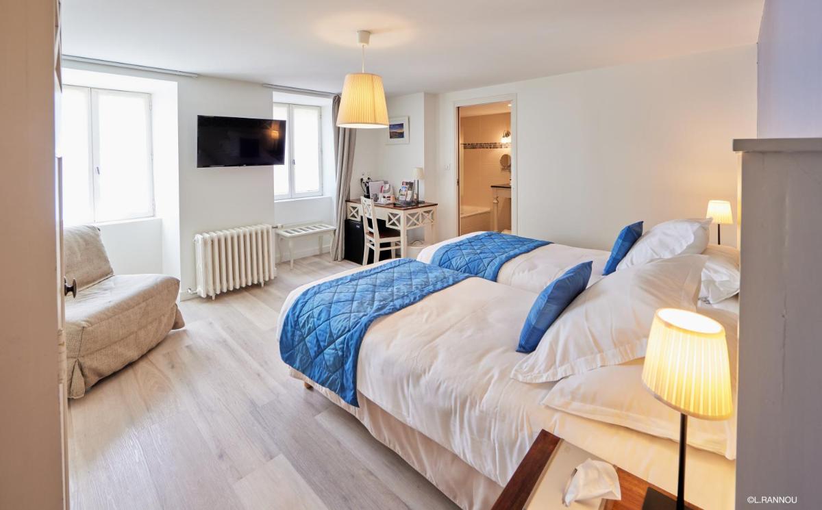 Un ou plusieurs lits dans un hébergement de l'établissement Logis Hotel, restaurant et spa Le Relais De Broceliande